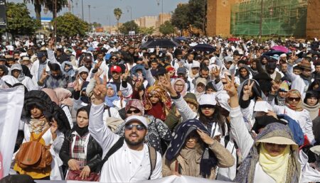 التوقيفات عن العمل التي طالت عددا من الأساتذة المضربين عن العمل تصل قبة البرلمان.