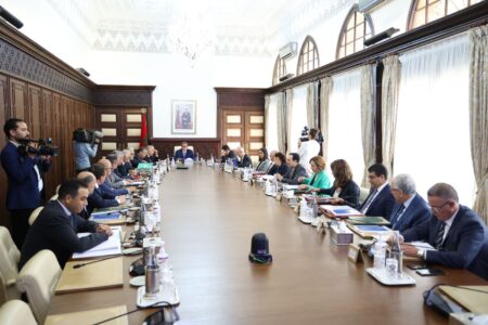 بعض وزراء حكومة أخنوش يتحسسون رؤوسهم خوفا من إقالة مفاجئة قبل تعديل حكومي وشيك.