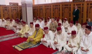 الملك يؤدي صلاة الجمعة بمسجد الهادي بسلا