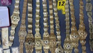 توقيف زوج و زوجته و آخرين في قضية تزييف الحلي المعدنية وتصريفها على أنها مجوهرات من الذهب الخالص.