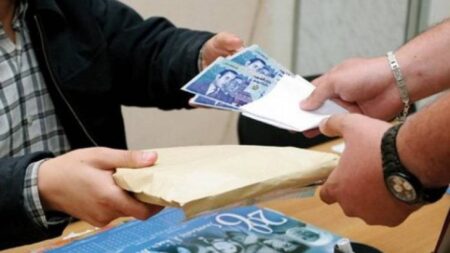 الرقم الأخضر يطيح بموظف عمومي طلب رشوة 10 ملايين سنتيم مقابل شهادة إدارية الرقم الأخضر يطيح بموظف عمومي طلب رشوة 10 ملايين سنتيم مقابل شهادة إدارية