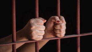 إعادة الطفلة المغربية (ر.م) إلى وطنها بعد فترة في أحد السجون العراقية