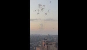 كتائب القسام تبدأ عملية “طوفان الأقصى” بإطلاق أكثر من 5000 صاروخ من غزة، والجيش الإسرائيلي يبدأ قصف القطاع