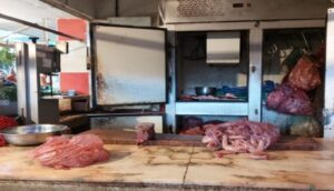 روائح كريهة تقود لاكتشاف لحوم فاسدة وسط سوق شعبي