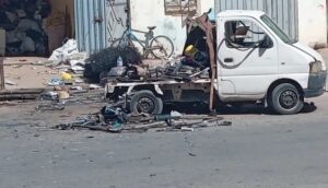 انفجار داخل محل لبيع المتلاشيات ينهي حياة ميكانيكي ويرسل ابنه إلى المستشفى