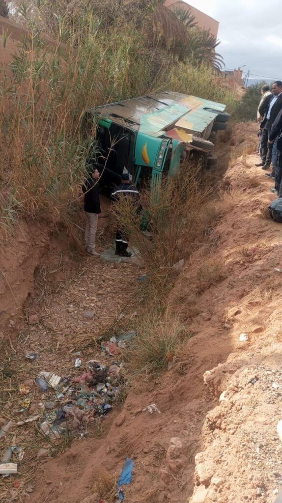 انقلاب حافلة لنقل المسافرين يرسل 20 شخصا إلى المستشفى