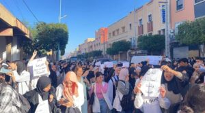 مئات التلاميذ يخرجون للإحتجاج على هدر زمنهم المدرسي بأولاد تايمة