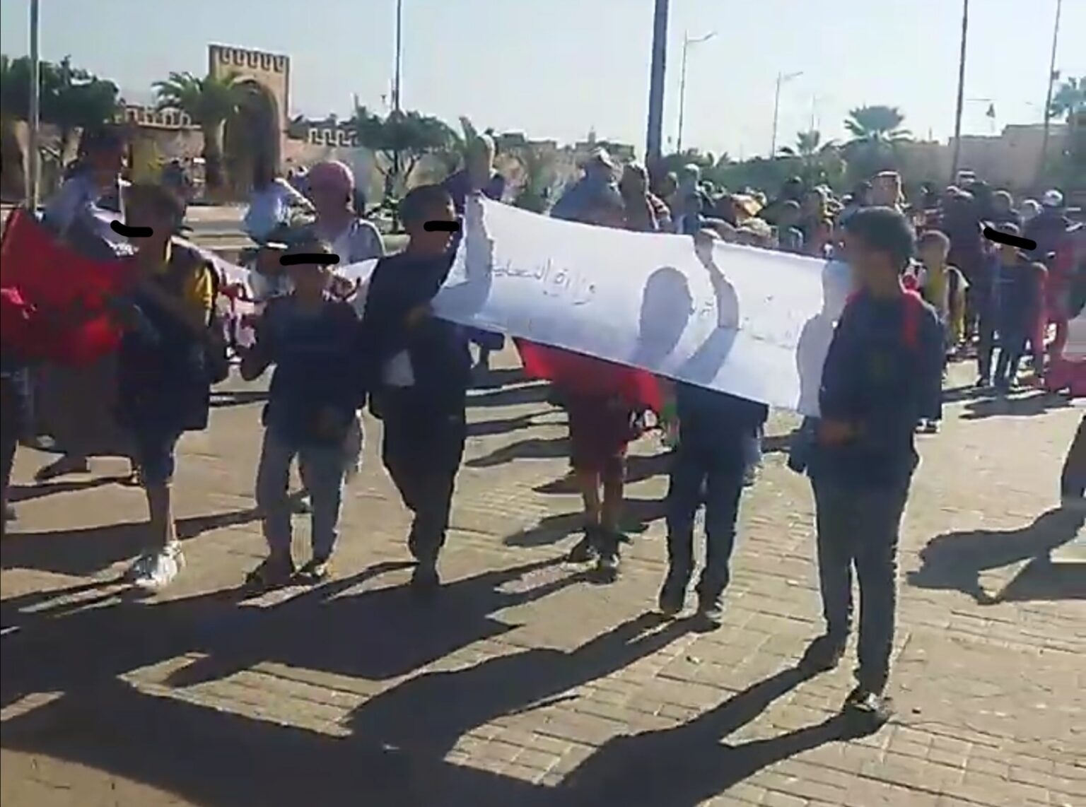 الآباء والأمهات يخرجون لشواع تارودانت رفقة أبنائهم بسبب الإضراب