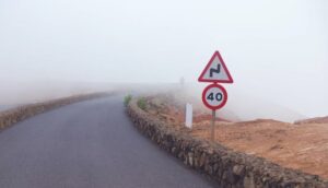 مطالب بإعادة النظر في علامات التشوير على الطريق الرابطة بين أكادير وتيزنيت