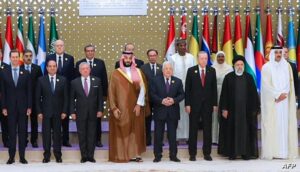 البيان الختامي لقمة الرياض يدعو لكسر الحصار على غزة، و وقف تصدير الأسلحة والذخائر إلى إسرائيل.
