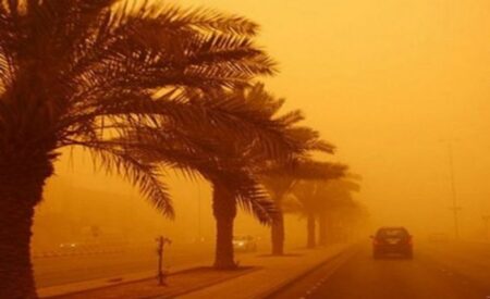 نشرة إنذارية تتوقع هبات رياح قوية بعدد من أقاليم المملكة.