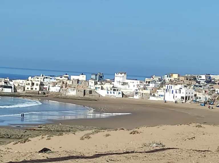 حالة استنفار في صفوف مالكي المنازل والشقق بشاطئ تفنيت بعد التوصل بإخبارات الهدم (+صور و فيديو)