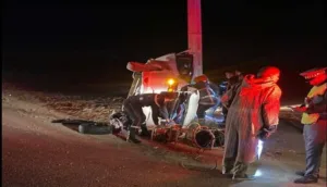 بالصور : حادث اصطدام قوي مع عمود كهربائي ضواحي أكادير، يتسبب في وفاة شاب، و إرسال زميله بين الحياة والموت إلى المستعجلات.