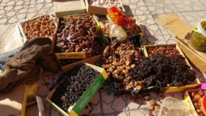 + صور ..مداهمة “باركينغ” تسفر عن حجز كمية مهمة من التمور والزيوت الفاسدة