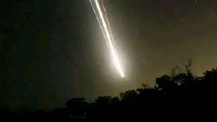 جسم ضخم غريب و ملتهب يظهر في سماء أكادير يثير الاستغراب و يتسبب في رعب المواطنين.