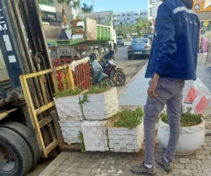 أكادير : حملة واسعة همت إزالة حواجز ومعرقلات السير والمرور بأحد الأحياء الراقية بالمدينة..(+صور)