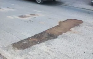 أكادير : مواطنون مستاؤون من حفرة وسط الطريق عمرت لأزيد من ثلاثة أشهر