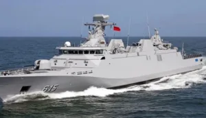 فرقاطة تابعة للبحرية الملكية تعترض سفينة مشتبها فيها بدون وثائق ولا ترفع علما