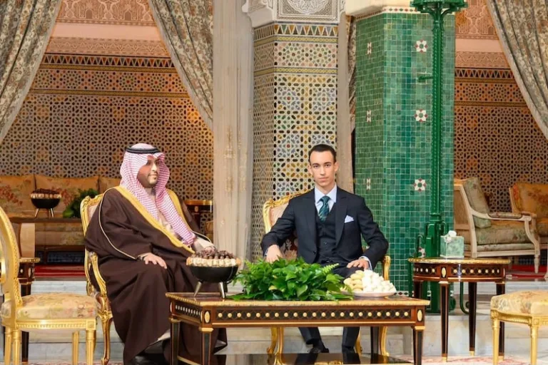 ولي العهد يستقبل وزير الدولة السعودي في أول مهمة ديبلوماسية له