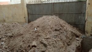 إنزكان(+صور) : ترك أكوام من الأتربة أمام منازل المواطنين يثير غضب الساكنة المحلية ويسائل الجهات المعنية. 5 إنزكان 4