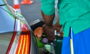 مطالب بفتح تحقيق في توزيع مواد بترولية مجهولة المصدر وخارج القانون.