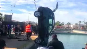 غرق سيارة إثر سقوط “هوليودي” في حوض مارينا 