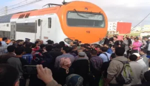 شخص ينهي حياته تحت عجلات القطار