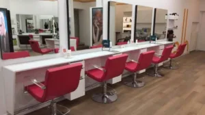 عشريني يقتحم محلا لحلاقة النساء ويعرّض صاحبته الأربعينية للاغتصاب.