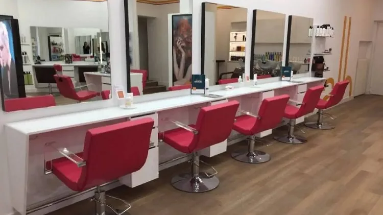 عشريني يقتحم محلا لحلاقة النساء ويعرّض صاحبته الأربعينية للاغتصاب.