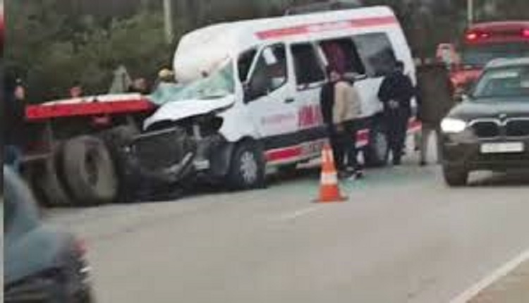 اصطدام سيارة لنقل العمال بشاحنة يرسل 20 مصابا إلى المستشفى