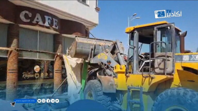 هكذا تمت إزالة واجهات المقاهي بأكادير