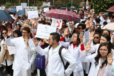 طلبة الطب يردون على أيت الطالب وميراوي ببلاغ "ناري"، ويعلنون تشبثهم بالملف المطلبي