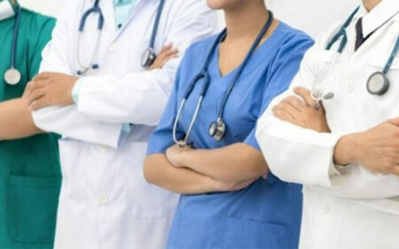 ممرضون وأطباء يستنكرون اعتقال زملائهم في قضية إهمال أطفال مصابين بالسرطان، ويعلنون تضامنهم مع المعتقلين