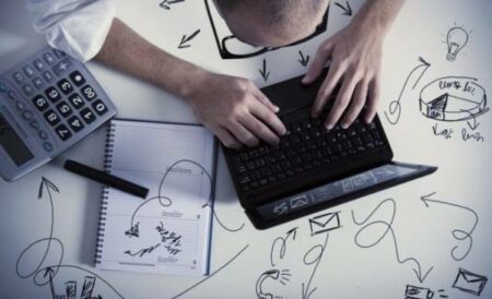 مستجدات قضية اعتداء مهندس كمبيوتر على ثلاثة من زملائه في العمل بواسطة سلاح أبيض