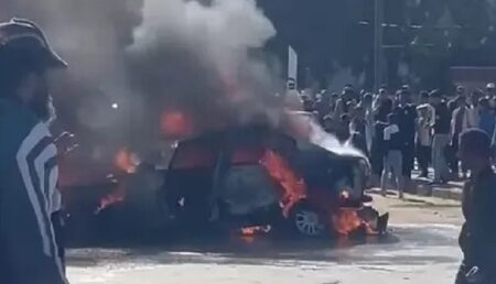 شخص يضرم النار في جسده وسيارته وسط الشارع العام