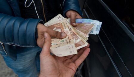 عصابة "السماوي" توقع شابا في شباكها بعد سلبه هاتفا ذكيا بطريقة ماكرة