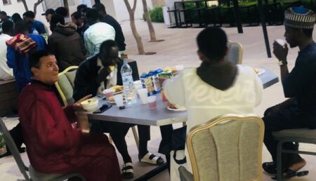جمعية المهرجان الافريقي بأكادير تنظم إفطارا جماعيا على شرف الطلبة الأفارقة، و تكرم عددا منهم من حفظة القرآن الكريم.