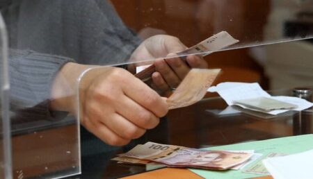 توقيف “الدعم المباشر” للعديد من الأسر يخلق جدلا واسعا، ويطرح تساؤلات حول معايير اختيار المستفيدين توقيف “الدعم المباشر” للعديد من الأسر يخلق جدلا واسعا، ويطرح تساؤلات حول معايير اختيار المستفيدين