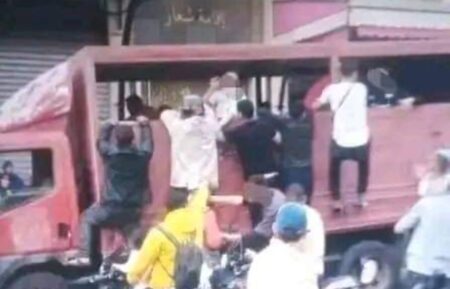 دخل ليصلي العصر ليجد حمولة شاحنته تنهب من طرف جيران المسجد دخل ليصلي العصر ليجد حمولة شاحنته تنهب من طرف جيران المسجد