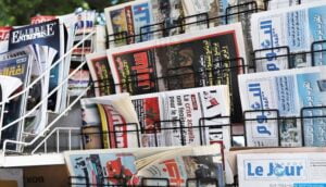 أبرز عناوين الصحف الأسبوعية. 2 journaux hebdomadaires