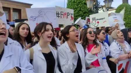 طلبة الطب ينقلون احتجاجتهم إلى أكادير ردا على "الترهيب" و "الشطط في استعمال السلطة"