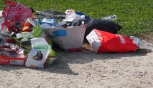 أطعمة غير مستهلكة تشكل أكواما من النفايات بشوارع أكادير