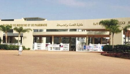 شد الحبل بين إدارة كليات الطب والطلبة يتواصل وسط استمرار الغموض بشأن مستقبل الموسم الدراسي.