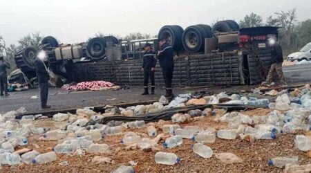 إصطدام قوي بين شاحنة كبيرة وعدد من السيارات يخلف ضحايا في الأرواح و خسائر فادحة. إصطدام قوي بين شاحنة كبيرة وعدد من السيارات يخلف ضحايا في الأرواح و خسائر فادحة.