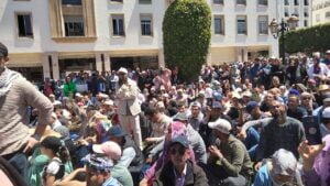 ملف التوقيفات يجمع حشودا من الأساتذة أمام البرلمان، والأمن يمنع مسيرتهم نحو الوزارة