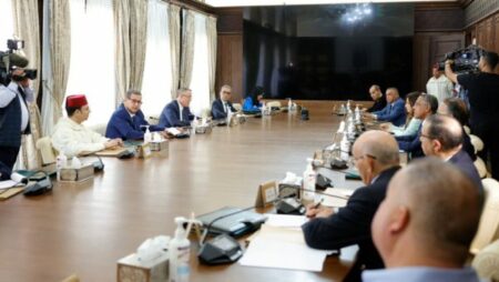 أخنوش يعلن عن اتفاق الحكومة والمركزيات النقابية بشأن زيادة عامة في أجور العاملين بالقطاع العام.