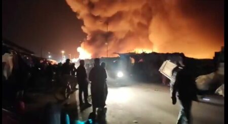العثور على جثة متفحمة وسط سوق المتلاشيات بإنزكان، بعد اندلاع حريق مهول. العثور على جثة متفحمة وسط سوق المتلاشيات بإنزكان، بعد اندلاع حريق مهول.