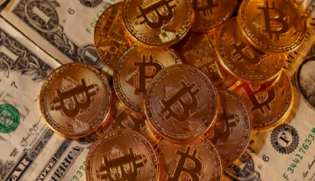 توقيف إطار بنكي وزوجين بتهمة اختلاس 841 مليون لشراء العملات الرقمية.