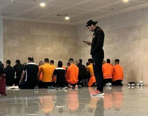 احتجاز بعثة فريق نهضة بركان وسط مطار بالجزائر، و عناصر الفريق تؤدي الصلاة جماعة.