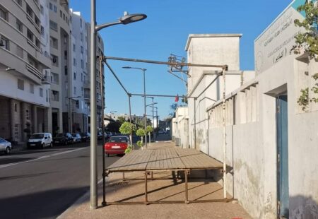 أكادير : احتلال الرصيف استعدادا لتخليد فاتح ماي يضطهد حق الراجلين في الأمن والسلامة. أكادير : احتلال الرصيف استعدادا لتخليد فاتح ماي يضطهد حق الراجلين في الأمن والسلامة.